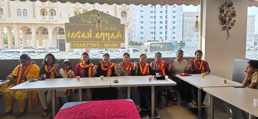 மஸ்கட் உணவகத்தில் கூடிய கழகச் சகோதரிகள் — கழகச் சால்வையுடன்.