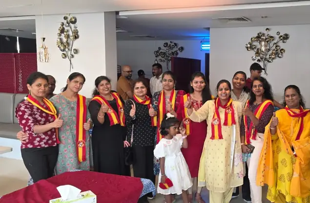 விழாவில் குழுவாக நிற்கும் உறுப்பினர்களும் குழந்தைகளும்.