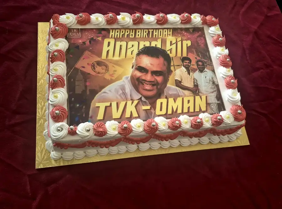 ‘Happy Birthday Anand Sir — TVK Oman’ என எழுதப்பட்ட பிறந்தநாள் கேக்.