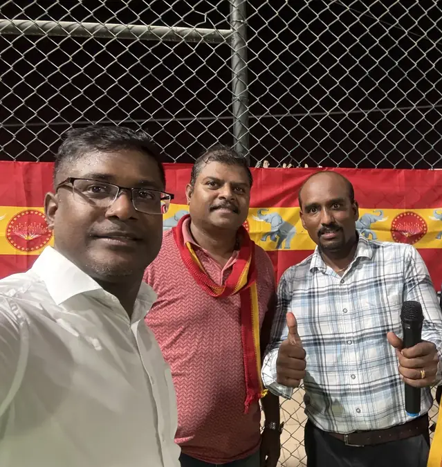 நிகழ்ச்சி நிறைவில் கொடியுடன் நிற்கும் உறுப்பினர்கள்.