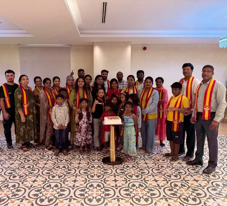 குடும்பத்தினர், குழந்தைகள் உள்ளிட்ட உறுப்பினர்கள் அனைவரும் இணைந்த குழுப் புகைப்படம்.