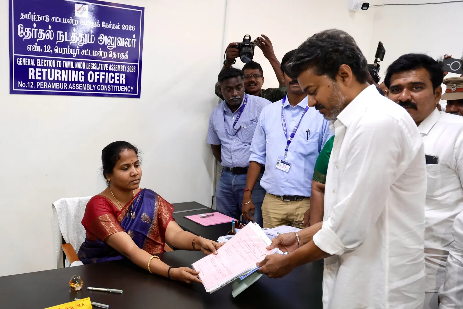 பெரம்பூர் தொகுதியில் தேர்தல் நடத்தும் அலுவலரிடம் வேட்புமனு தாக்கல் செய்யும் கழகத் தலைவர் மற்றும் தமிழ்நாடு முதலமைச்சர் திரு. ச. ஜோசப் விஜய்.