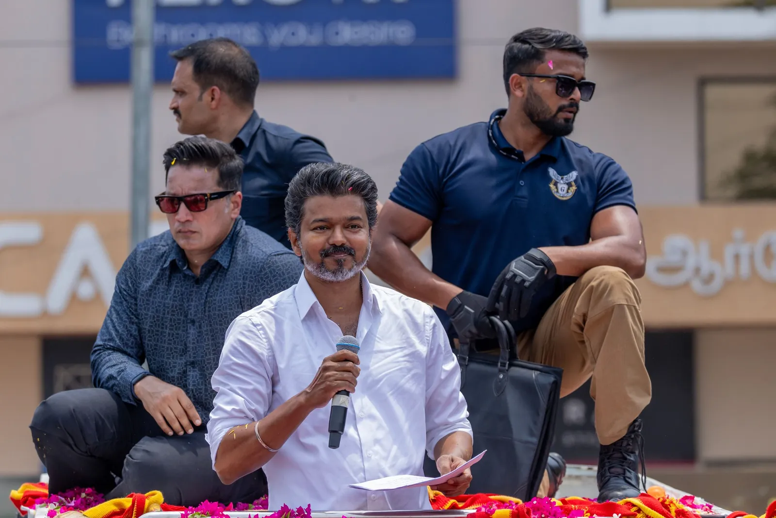 புதுச்சேரி பரப்புரைக் கூட்டத்தில் ஒலிவாங்கியில் உரையாற்றும் கழகத் தலைவர் மற்றும் தமிழ்நாடு முதலமைச்சர் திரு. ச. ஜோசப் விஜய்.